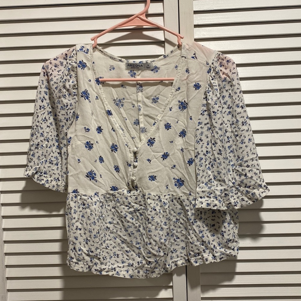 Arizona Jean & Co Floral Top!